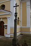 Kříž vedle kostela