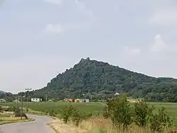 Pohled na kopec nad obcí a slanecký hrad