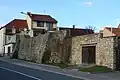 Úsek hradeb v Kollárově ulici naproti hřbitovu (vpravo zmíněná garáž)