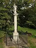Slavošov, sloup se sochou Panny Marie.jpg