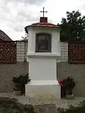 Slavošovice, kaplička v ohradní zdi čp.10.jpg
