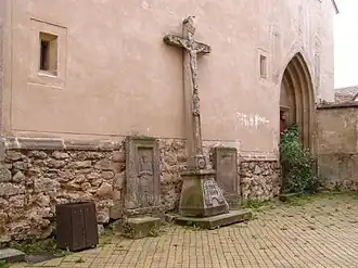 Kříž a náhrobní desky (západní strana kostela)