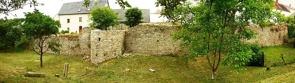 Opravené zbytky opevnění