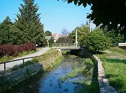 Slavonický potok při křížení se silnicí 406 ve Slavonicích