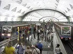 Nástupiště stanice Slavjanskij bulvar