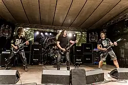 Čtyřčlenná skupina během koncertu