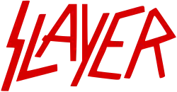 Text „Slayer“, vyvedený v červeném písmu
