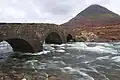 Most ve Sligachanu, v pozadí nejvyšší vrchol Red Cuillin Glamaig