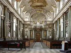 Vchod do královské kaple v březnu 2011, jak je vidět od oltáře