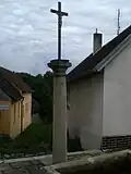 Sloup s křížkem (Deštná).jpg