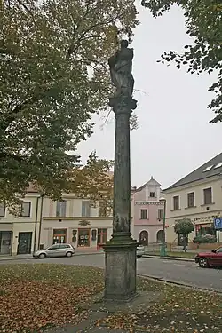 Sloup se sochou se sochou Panny Marie Immaculaty - Morový sloup (Třebechovice pod Orebem).JPG