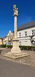 Sloup se sochou svaté Anny Samotřetí