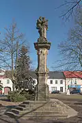 Sloup se sochou svaté Anny Samotřetí v Nechanicích