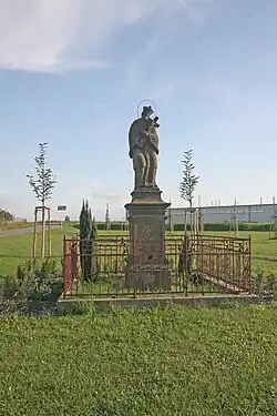 Sloup se sochou sv. Jana Nepomuckého (Těchlovice).jpg