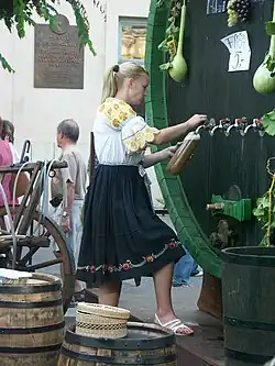 Stáčení burčáku z velkého sudu do PET lahve