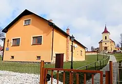 Kostel Proměnění Páně z roku 1859 a budova fary z roku 1877 v Sedlicích