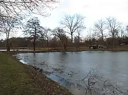 Hráz proutnice a za ní Mlýnský rybník (leden 2022)