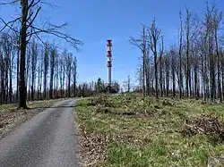 Pohled přes vrchol hory k vysílači