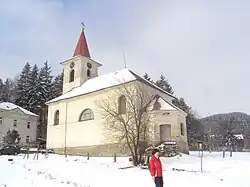 Kostel Nanebevzetí Panny Marie (na obrázku v pozadí vlevo je fara)