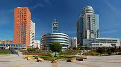 Sluneční náměstí, uprostřed budova radnice Prahy 13