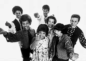 Sly and the Family Stone roku 1968. Zleva: Freddie Stone, Sly Stone, Rose Stone, Larry Graham, Cynthia Robinson, Jerry Martini a Greg Errico.