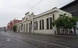 Zachované historické průčelí továrny Ringhofferových závodů na Smíchově