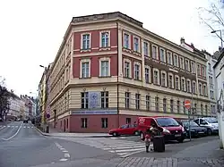 Vysoká škola mezinárodních a veřejných vztahů na křižovatce ulic U Santošky a Ostrovského (U Santošky 17)