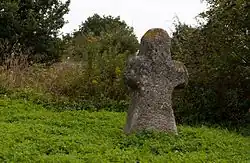 Smírčí kříž u hřbitova v Racově