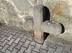 Smírčí kříž v Plané.jpg