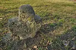 Smírčí kříž vedle kostela