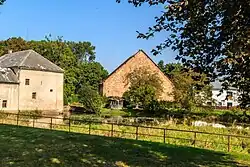 Vlevo budova mlýna, vpravo budova lednice