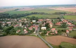 Farní kostel svatého Jana Nepomuckého v Rejšicích z leteckého pohledu