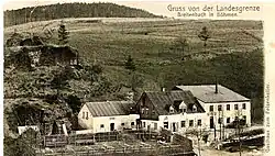 Hostinec Felsenkeller na saské hranici na pohlednici z roku 1908