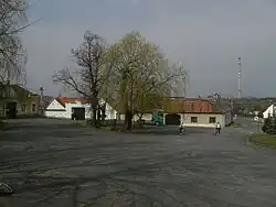 Náves Smrkovic, vzadu směrem na Písek je viditelná část teplárny