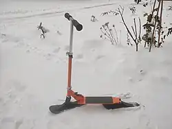 Sněhoběžka – netradiční „koloběžka“ s lyžemi