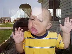 Momentka dítěte bez kompozice a estetiky