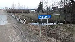 Snietala ze silnice č. 1702 před vtokem do vsi Ambručiai