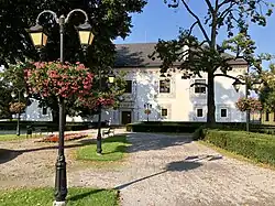 Pohled na budovu z blízkého parku