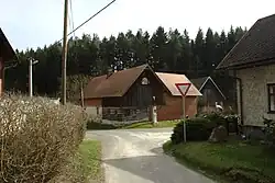 Střed vesnice; Stavení čp. 12 a křížek