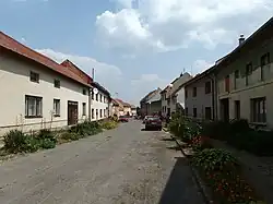 Hlavní ulice se starší zástavbou