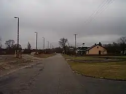 Obytné domy a železniční rampa v osadě Sobibór Stacja