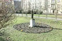 Socha a její upravené okolí