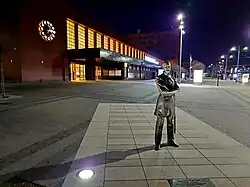 Noční pohled, kde v pozadí je nádražní budova