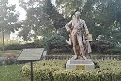 Socha na nádvoří VFN v Praze