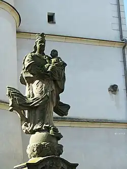 Socha madony u zvonice poblíž kostela sv. Vavřince ve Vysokém Mýtě