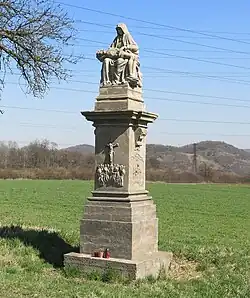 Socha Piety u silnice na Rtyni.jpg