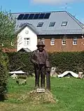 Dřevěná socha Rankla Seppa na zahradě řezbáře Ladislava Pavla
