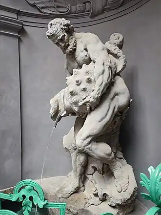 Socha Tritóna zprava