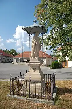 Náves se sochou Navštívení P. Marie