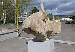 Socha před budovou palivového kombinátu